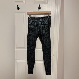NWOT Lululemon Metallic Floral Teal and Black 28” Luxtreme Wunder Unders Size 8